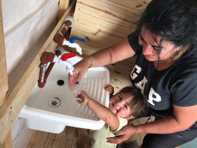 Un baño para niños en situación vulnerable. 